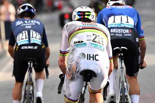 Ongeziene beelden vanuit Milaan-Sanremo: wereldkampioen Pogacar veroorzaakt valpartij en gaat hard onderuit