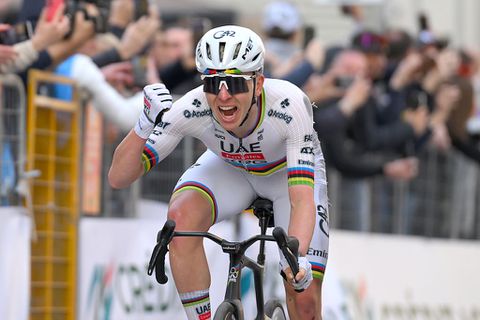 Zwaar gehavende Tadej Pogacar wint op wonderbaarlijke wijze Milaan-Sanremo, bebloede Mathieu van der Poel komt tekort