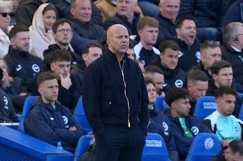 Donkere wolken boven Arne Slot: Liverpool verliest aansluiting na teleurstelling in Oranje-gekleurd duel