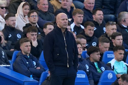 Donkere wolken boven Arne Slot: Liverpool verliest aansluiting na teleurstelling in Oranje-gekleurd duel