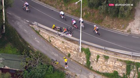 Afschuwelijke valpartij overschaduwt Milaan-Sanremo: rensters vliegen over vangrail in gevaarlijke bocht