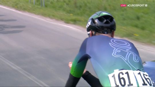 Opvallende beelden in Milaan-Sanremo: renner 'spuit' zichzelf vol tijdens de koers