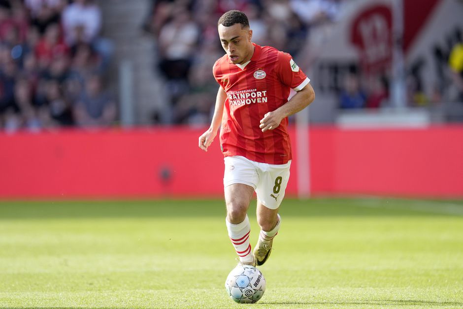 Nachtmerrie voor Sergiño Dest: 'PSV-verdediger komt pas in 2025 weer in actie'