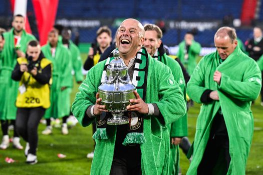 Foto's | Feyenoord viert in de traditionele badjassen een groot feest na de bekerwinst