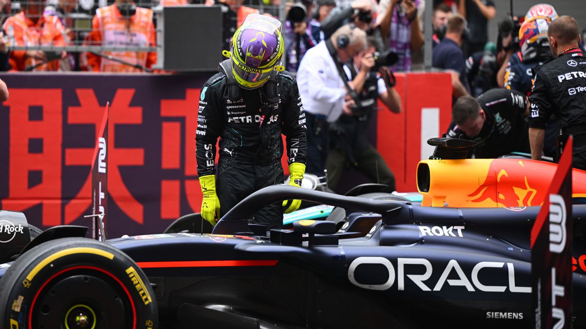 Detective Lewis Hamilton bekijkt auto van Max Verstappen na oppermachtige sprintrace