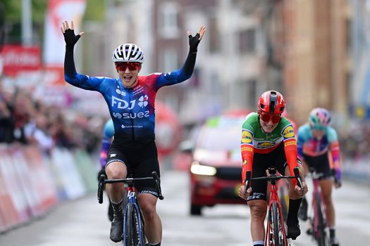 Verrassende winnaar Luik-Bastenaken-Luik bij de vrouwen, Demi Vollering sprint naar derde plek