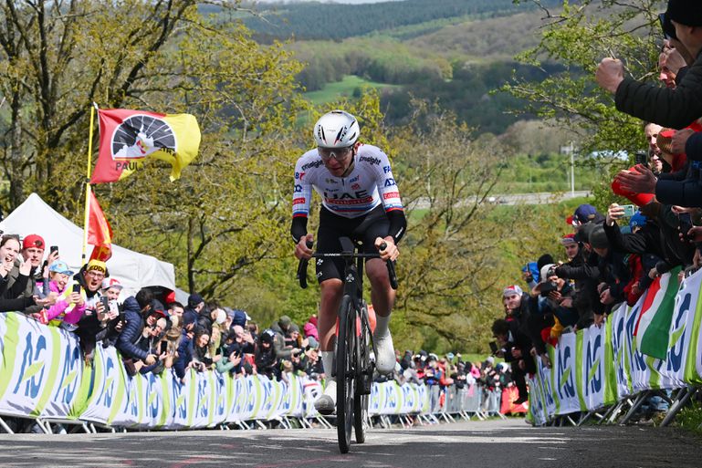 Tadej Pogacar geeft Mathieu van der Poel het nakijken en pakt zege in Luik-Bastenaken-Luik