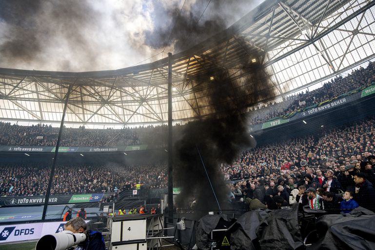Supporters drukken stempel op bekerfinale Feyenoord - NEC met spandoeken en brandonderbreking