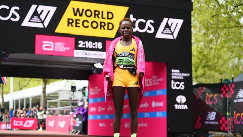 Peres Jepchirchir breekt het wereldrecord bij de Marathon van Londen voor vrouwen