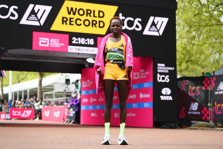 Peres Jepchirchir breekt het wereldrecord bij de Marathon van Londen voor vrouwen