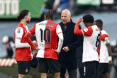 Arne Slot in gesprek met zijn spelers tijdens de bekerfinale Feyenoord - NEC. ©ANP