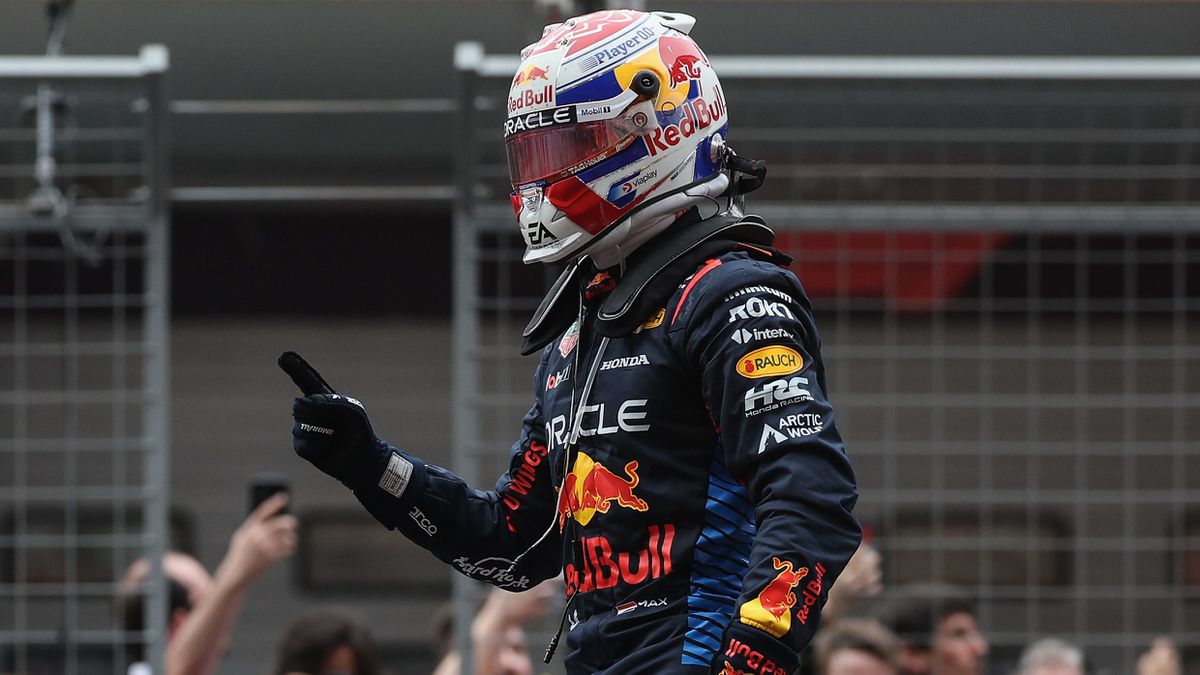 Max Verstappen gaat ook in China door met winnen, chaos helpt Lando Norris aan P2