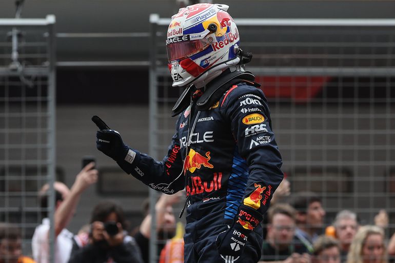 Max Verstappen gaat ook in China door met winnen, chaos helpt Lando Norris aan P2