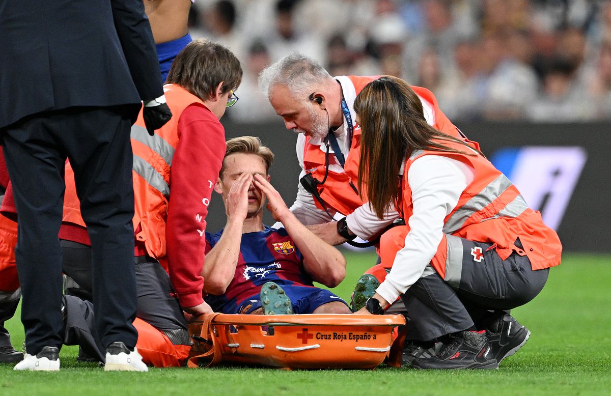 Grote zorgen om Frenkie de Jong voor EK: middenvelder met brancard van het veld in El Clásico