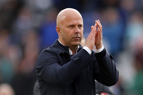 Liverpool-trainer Arne Slot bespreekt hardnekkige geruchten: 'Dat zou absurd zijn'