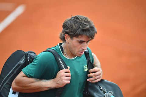 Toptennisser doorbreekt stilte na enorme ophef over foto dat hij rokend langs de baan zit