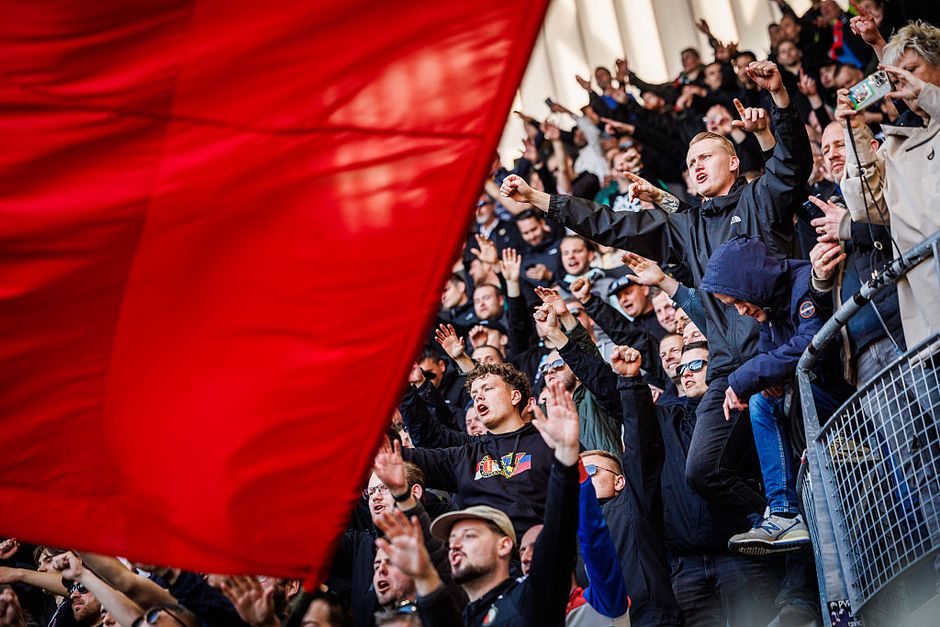 Chaos voor de bekerfinale: bus met AZ-supporters betrokken bij ongeluk