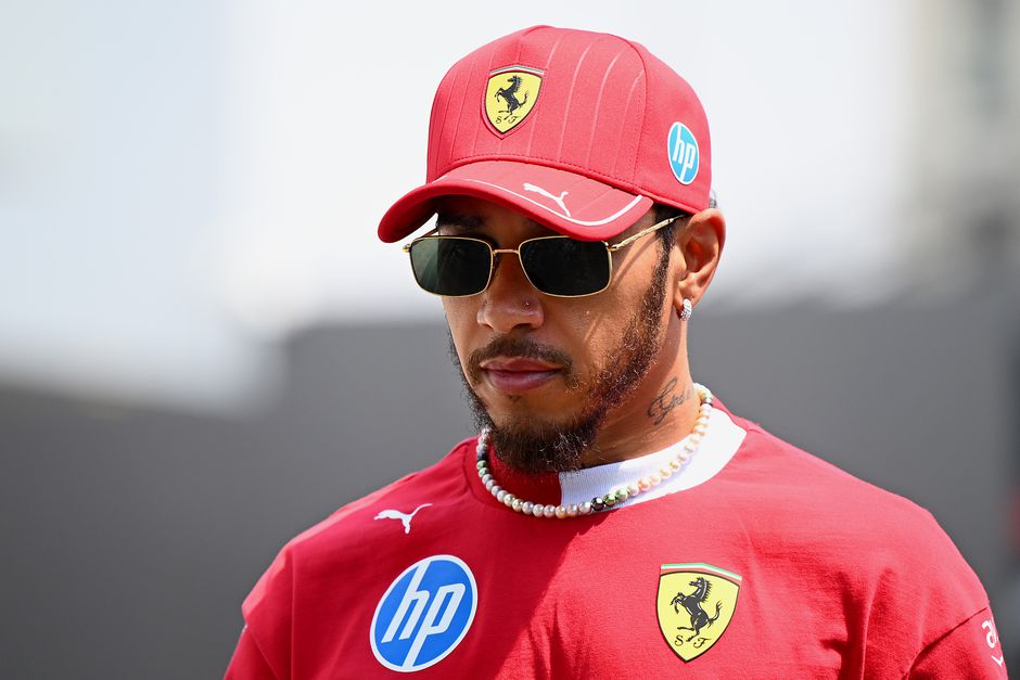 Zwakke Lewis Hamilton is bij Ferrari ten einde raad: 'Waarom ben ik de enige?'