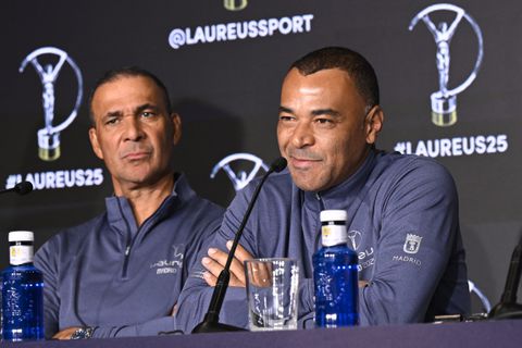 Ruud Gullit samen met andere voetballegendes gespot bij uitreiking belangrijke sportprijzen