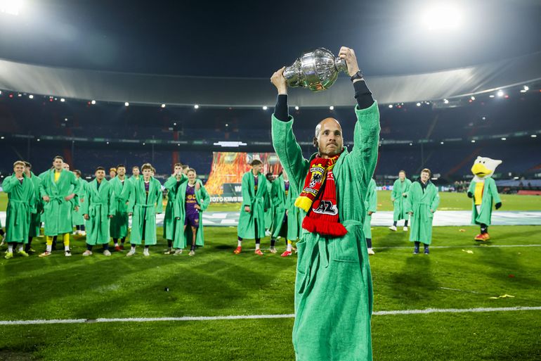 Dit is waarom er badjassen worden uitgedeeld na de finale van de KNVB Beker tussen AZ en Go Ahead Eagles