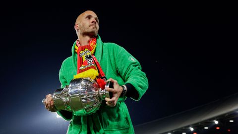 'We bellen Almere af en gaan naar Ibiza': Go Ahead-trainer Paul Simonis grapt erop los met opmerkelijke cape