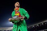 'We bellen Almere af en gaan naar Ibiza': Go Ahead-trainer Paul Simonis grapt erop los met opmerkelijke cape