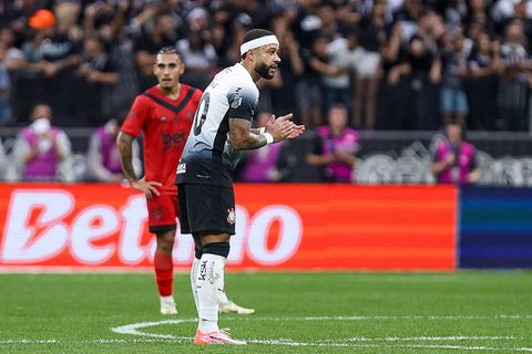 Memphis Depay plaagt ploeggenoot en deelt eerbetoon aan Frenkie de Jong