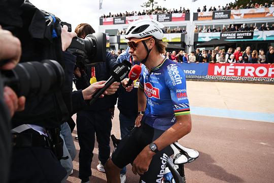 Mathieu van der Poel verrast met nieuwe look: wielericoon zet schaar in 'matje'