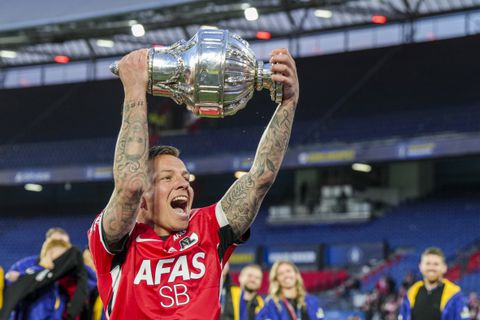 AZ vernielt beker, aanvoerder Jordy Clasie furieus: 'Was op mijn plek neergelegd'