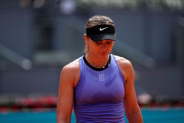 Geplaagde Paula Badosa (28) krijgt onder toeziend oog van tennisvriendin nieuwe dreun te verwerken