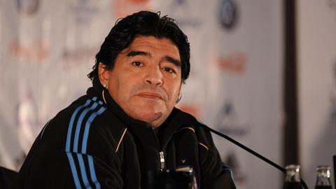 Dochter Diego Maradona (39) tot tranen geroerd in rechtbank: 'Ik hoop dat papa de gerechtigheid krijgt die hij verdient'