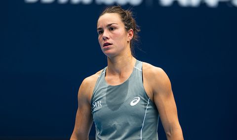 'Stinkende' toptennisster (22) gaat na maandenlange afwezigheid kansloos ten onder met Nederlandse topcoach