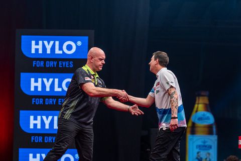 Hilariteit na 'veeg uit de pan' van Michael van Gerwen richting tegenstander: 'Hij ging er met gestrekt been in'