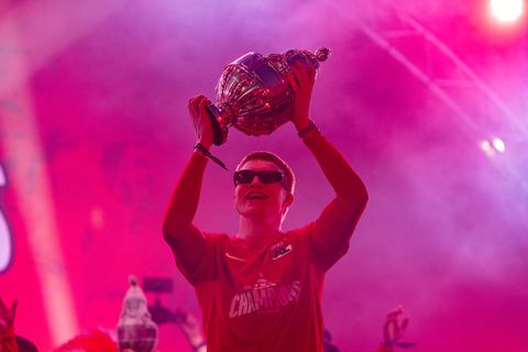 'Zorgen' om feestbeest Kees Smit tijdens bekerhuldiging AZ: 'Ik heb hem in de gaten gehouden'