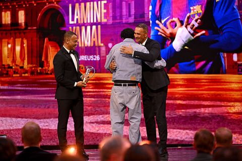 Voetbalicoon Ruud Gullit knuffelt supertalent Lamine Yamal op bijzonder podium: 'Het is een eer'