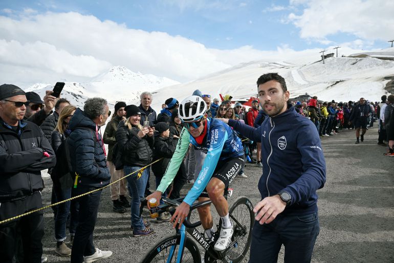 Renners halen uit richting Giro-organisatie na chaos bij start: 'Een van de slechtst georganiseerde races'