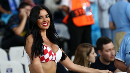 Kroatisch model Ivana Knoll wil na de nodige aandacht in Qatar ook op EK voetbal de show stelen