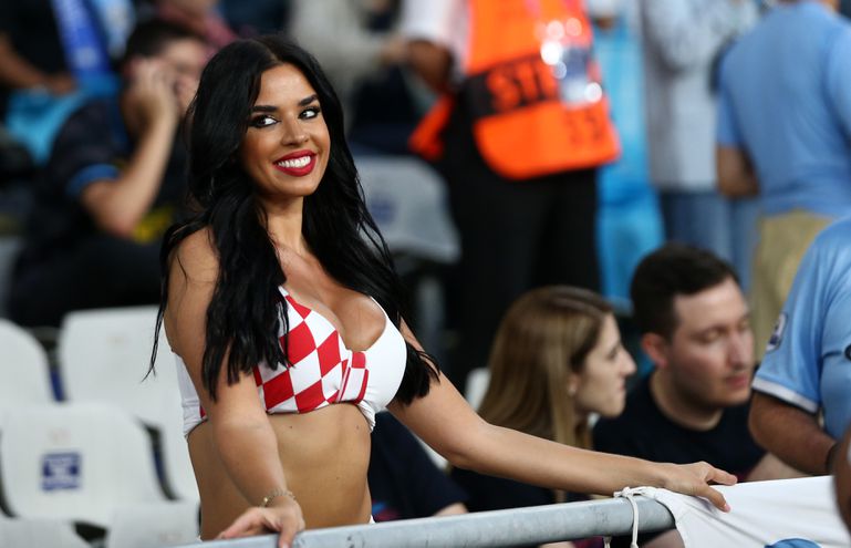 Kroatisch model Ivana Knoll wil na de nodige aandacht in Qatar ook op EK voetbal de show stelen