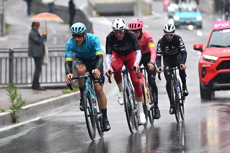 LIVE Giro d'Italia, etappe 16 | Alaphilippe met medevluchters onderweg naar bergachtige finale