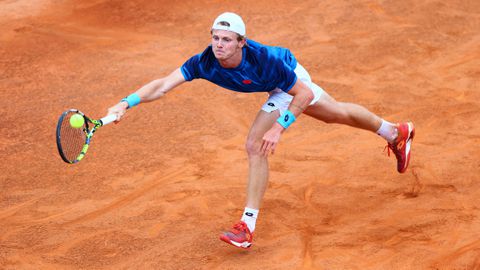 Prachtige zege Jesper de Jong: Nederlandse tennisser maakt debuut op Roland Garros