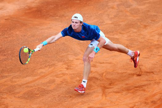 Prachtige zege Jesper de Jong: Nederlandse tennisser maakt debuut op Roland Garros