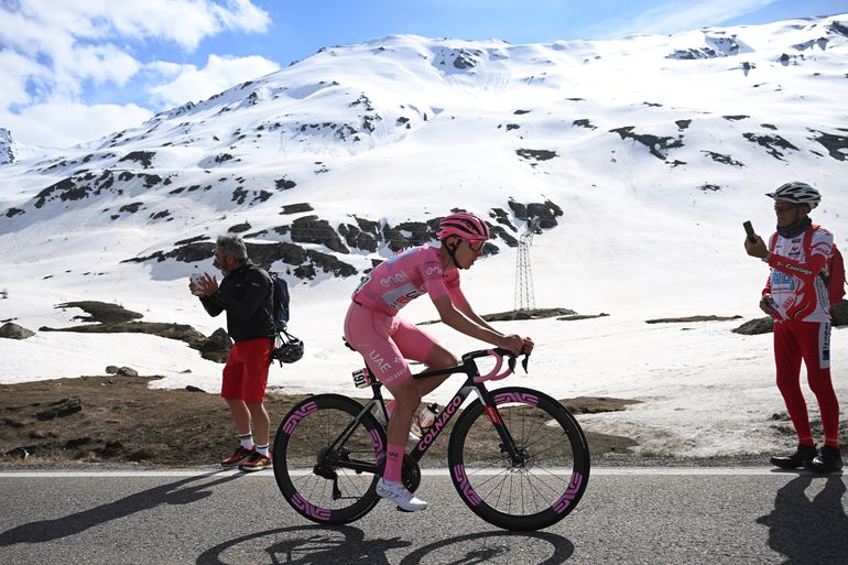 LIVE Giro d'Italia, etappe 16 | Renners zijn gestart aan ingekorte rit wegens extreme weersomstandigheden