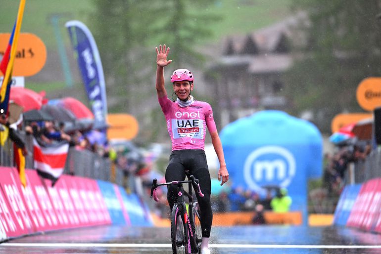 Giro d'Italia, etappe 16 | Tadej Pogacar haalt wederom uit en boekt zijn vijfde (!) ritzege van deze Giro
