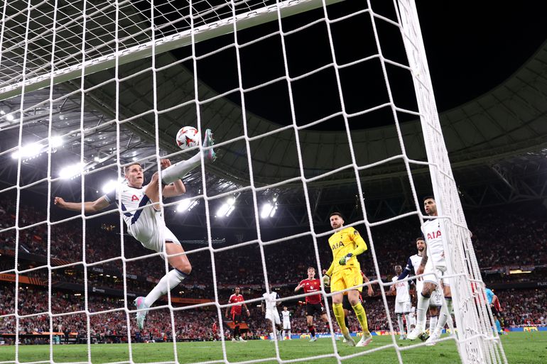 Micky van de Ven bezorgt Tottenham Hotspur de Europa League met heldenactie tegen Manchester United