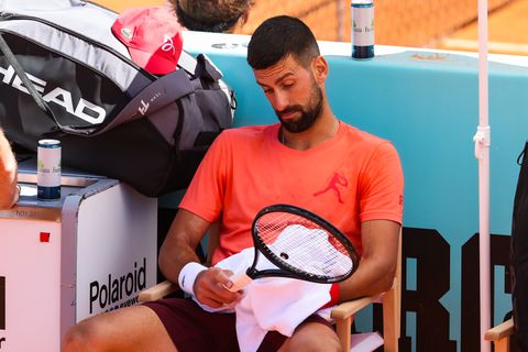 Novak Djokovic laat tennisfans schrikken met medische time-out, vlak voor Roland Garros