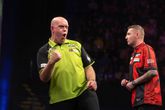 Michael van Gerwen, met op de achtergrond zijn tegenstander van donderdag. © PDC Darts