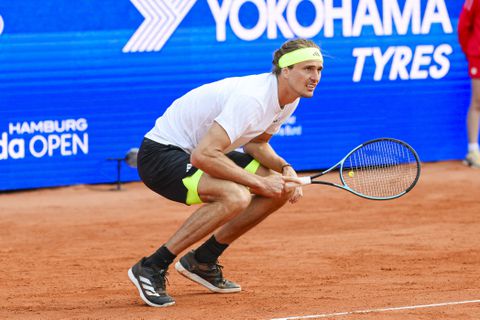 Toptennisser Alexander Zverev uitgeschakeld op thuistoernooi na zware nacht: 'Een keer of 37 overgegeven'