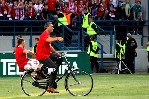 Politie zat achter Nederlandse trainer aan na bijzonder cadeau bij kampioenschap
