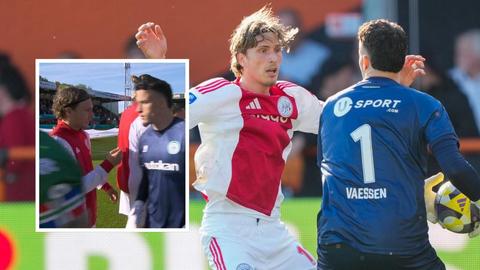 Opmerkelijke actie richting Ajax-uitblinker Mika Godts: Etienne Vaessen maakt veelzeggend gebaar