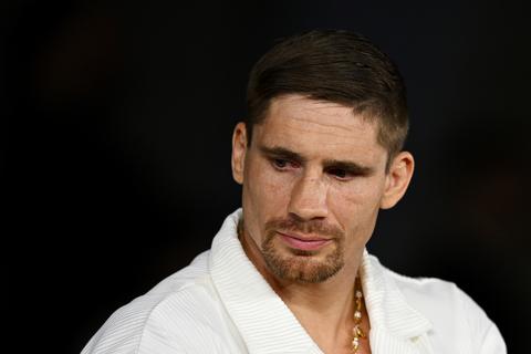 Rico Verhoeven krijgt herkansing als bokser bij nederlaag in miljoenengevecht tegen Oleksandr Usyk: 'We houden hem erbij'